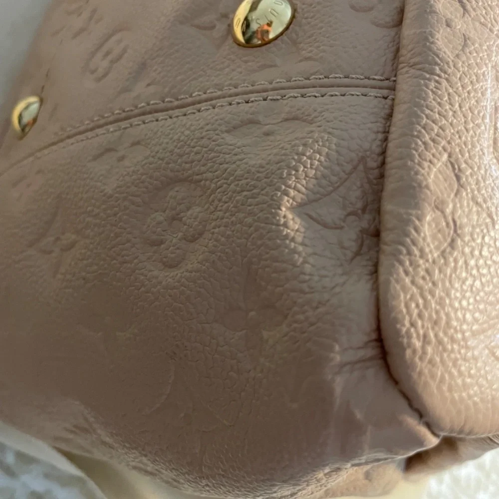 Louis Vuitton Artsy Excellent Condition - Picture 6 of 16